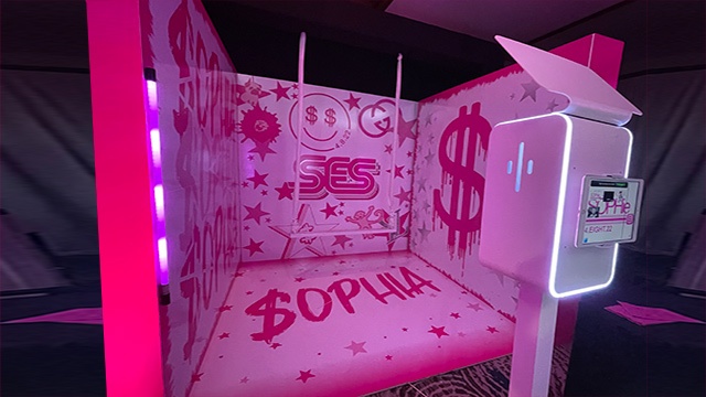 branded photo box enclosure in naples with swing